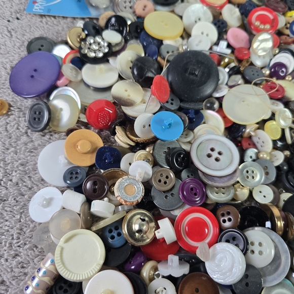 Assorted Colorful Buttons Collection - Picture 6 of 12